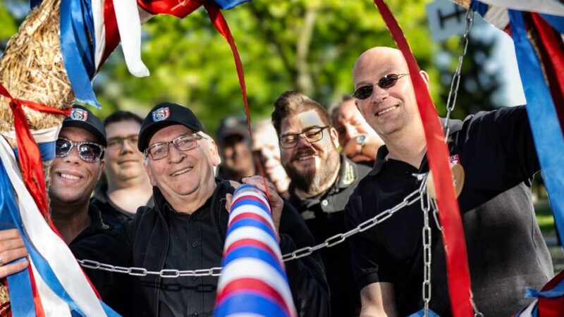 Maibaum auf Dorfplatz aufgestellt: Geballte Manneskraft für die Baumberger Tradition