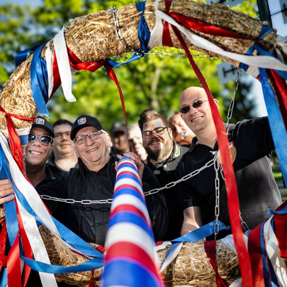 Maibaum auf Dorfplatz aufgestellt: Geballte Manneskraft für die Baumberger Tradition