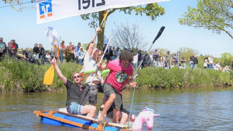 Badewannenrennen auf der Niers: Kessel feiert ein fröhliches Spektakel auf dem Wasser
