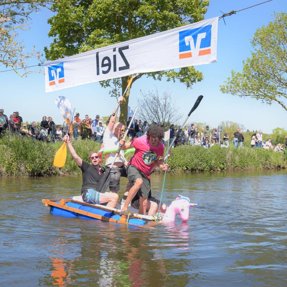 Badewannenrennen auf der Niers: Kessel feiert ein fröhliches Spektakel auf dem Wasser