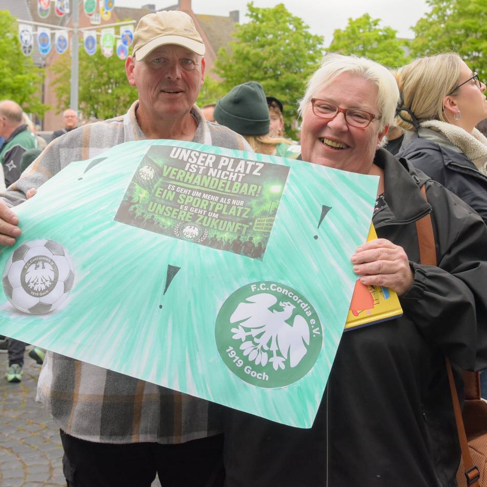 Marktplatz in Grün und Weiß: „Es geht um mehr als nur einen Sportplatz“ – Hunderte Concordia-Fans demonstrieren in Goch
