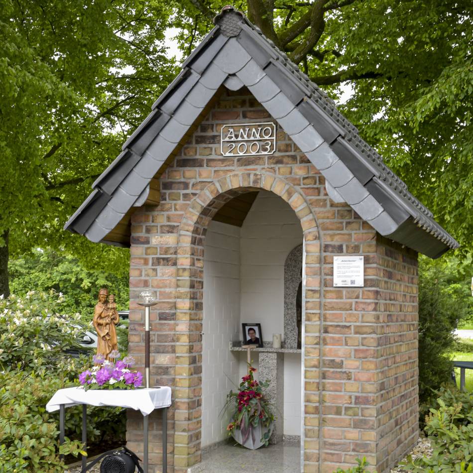 An der Neustraße: Andacht am Heiligenhäuschen in Issum