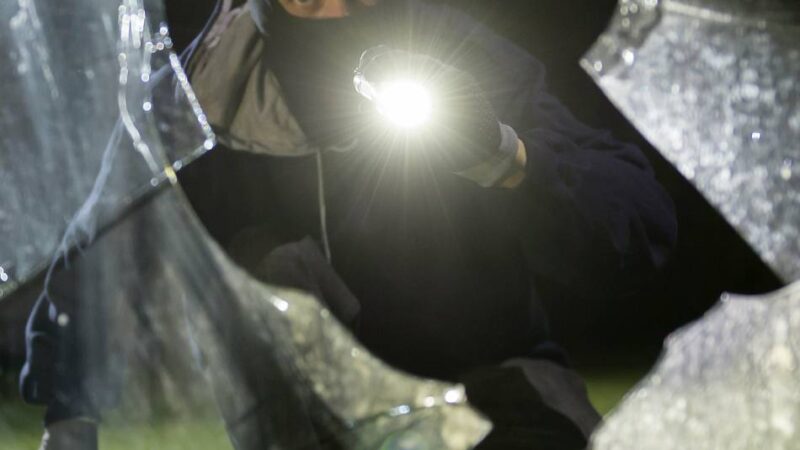 Mit Sturmhauben und Handschuhen : Drei Räuber überraschen Meerbuscherin im Schlaf