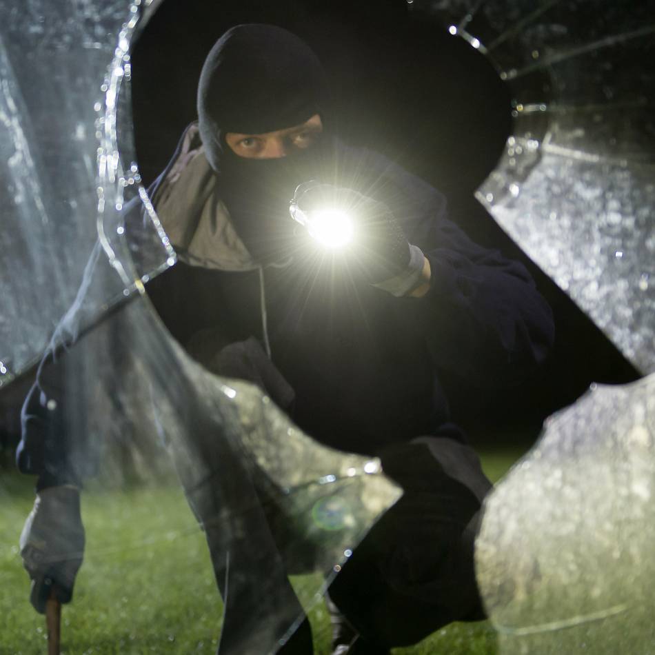 Mit Sturmhauben und Handschuhen : Drei Räuber überraschen Meerbuscherin im Schlaf