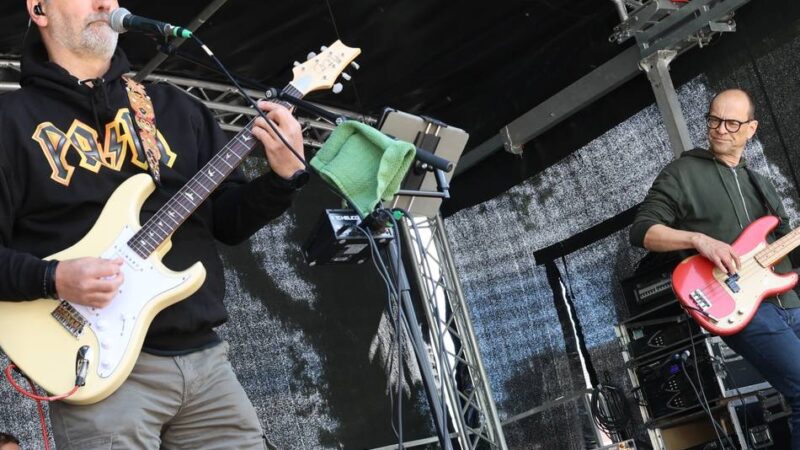 Trotz niedriger Temperaturen: Hunderte Besucher feiern beim Rock-Marathon in Hülchrath
