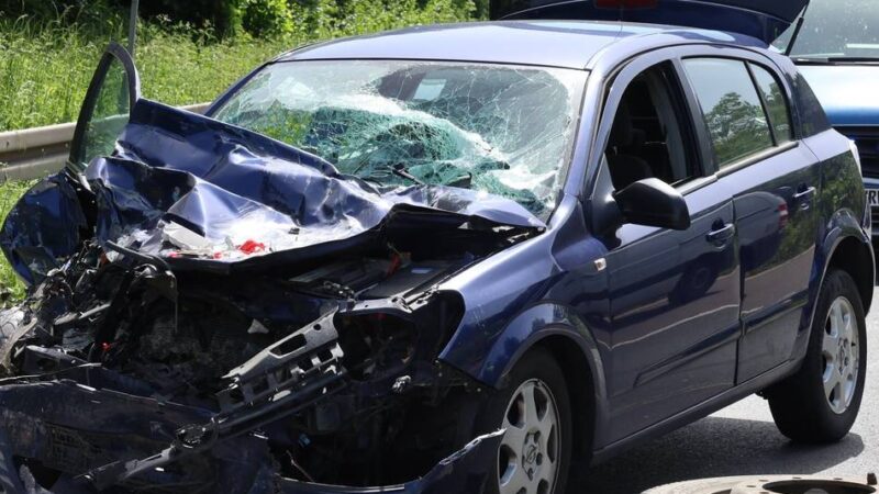 Autobahn bei Grevenbroich: Auto prallt gegen Pannen-Lkw – Junge Fahrerin bei Unfall auf A46 verletzt