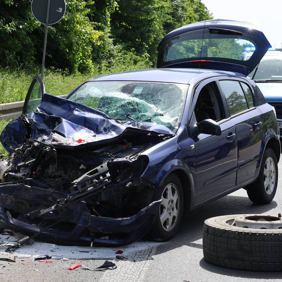 Autobahn bei Grevenbroich: Auto prallt gegen Pannen-Lkw – Junge Fahrerin bei Unfall auf A46 verletzt