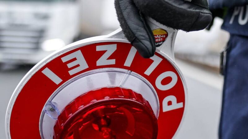Polizeikontrolle im Kreis Viersen: Zahlreiche Verstöße bei Lkw- und Buskontrollen