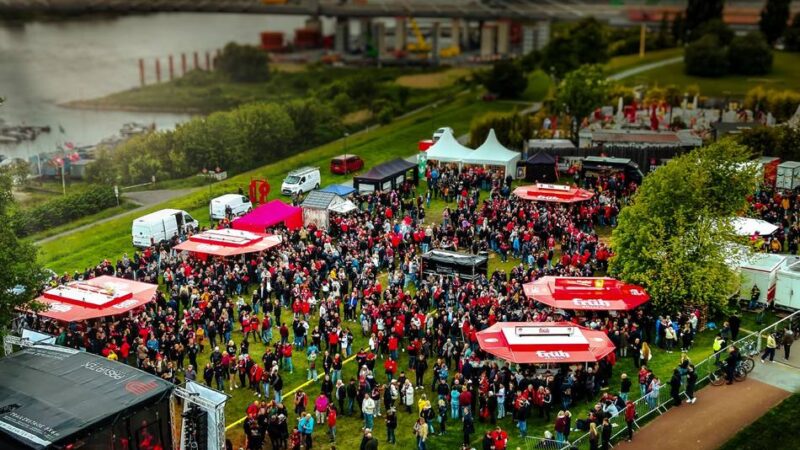 Fanclub-Party in Leverkusen: Rudi Völler zollt der Fanszene von Bayer 04 Respekt
