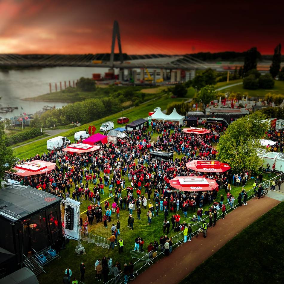 Fanclub-Party in Leverkusen: Rudi Völler zollt der Fanszene von Bayer 04 Respekt