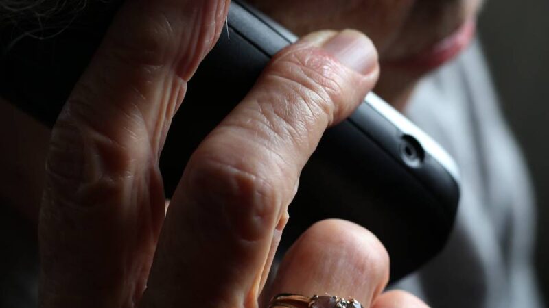 Polizei in Neuss ermittelt: 92-Jährige übergibt Schmuck, Geld und EC-Karte an Betrüger