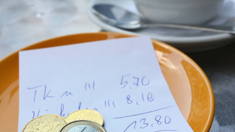 Neusser Gastronomen zum Welttrinkgeldtag: „Manche Kellner bezahlen ihre Miete mit Trinkgeld“