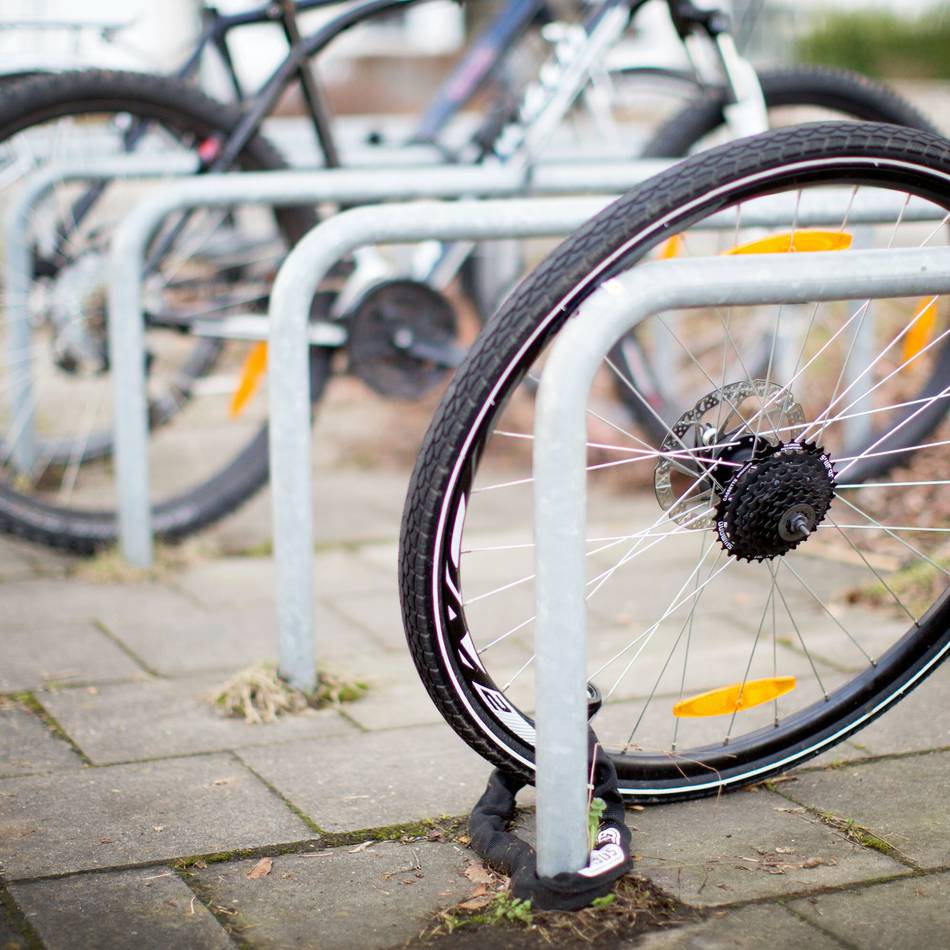 Einsatz in Grevenbroich: Polizei stellt E-Bikes und Fahrradteile in Orkener Keller sicher
