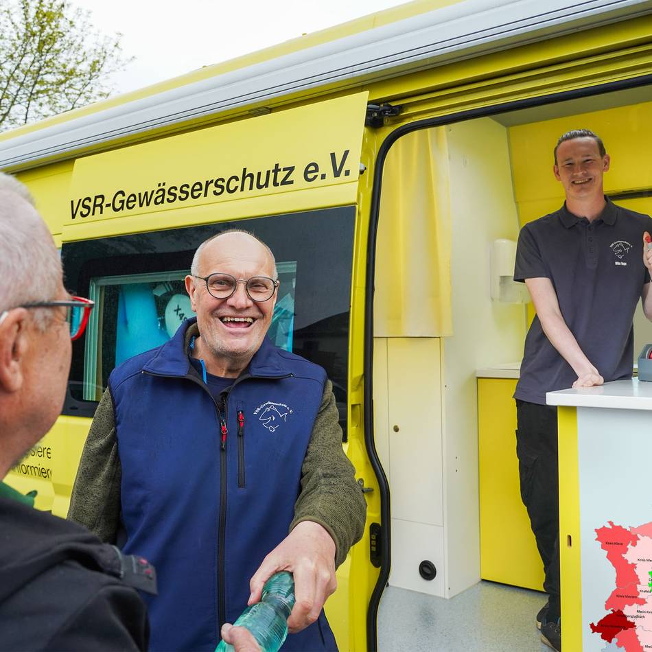 Labormobil in Rheinberg: Bürger können ihr Brunnenwasser auf Schadstoffe testen lassen