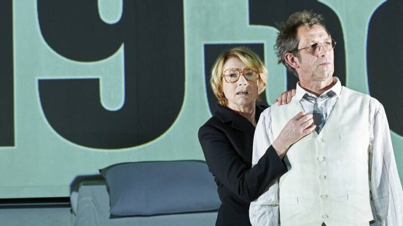Theater in Duisburg: Corinna Harfouch begeistert als Hannah Arendt