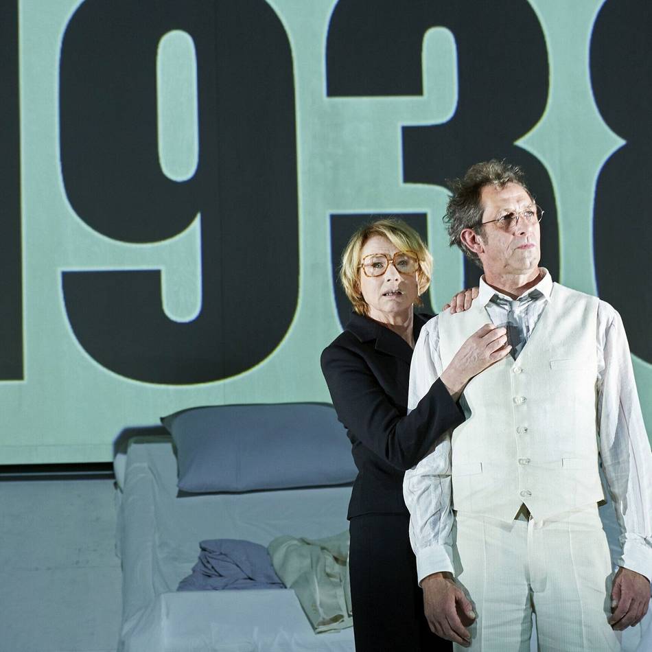 Theater in Duisburg: Corinna Harfouch begeistert als Hannah Arendt