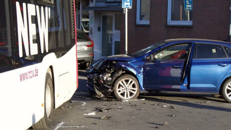 Unfall in Mönchengladbach: Linienbus prallt mit Auto zusammen