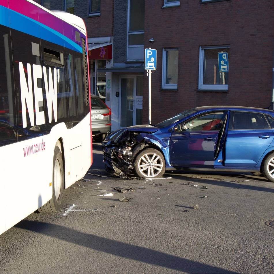 Unfall in Mönchengladbach: Linienbus prallt mit Auto zusammen
