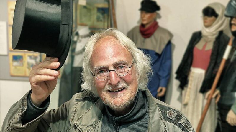 Treppenhauskonzert in Mettmann: Duo entführt Publikum in die wilde Zeit der Hippies