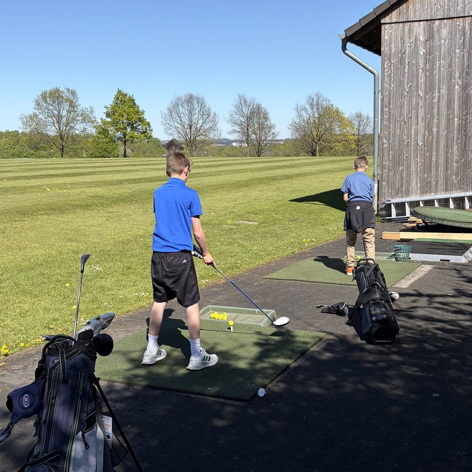 „Kids4Golf“ im Golfclub Dreibäumen in Hückeswagen: Kinder an Schulen für den Golfsport begeistern