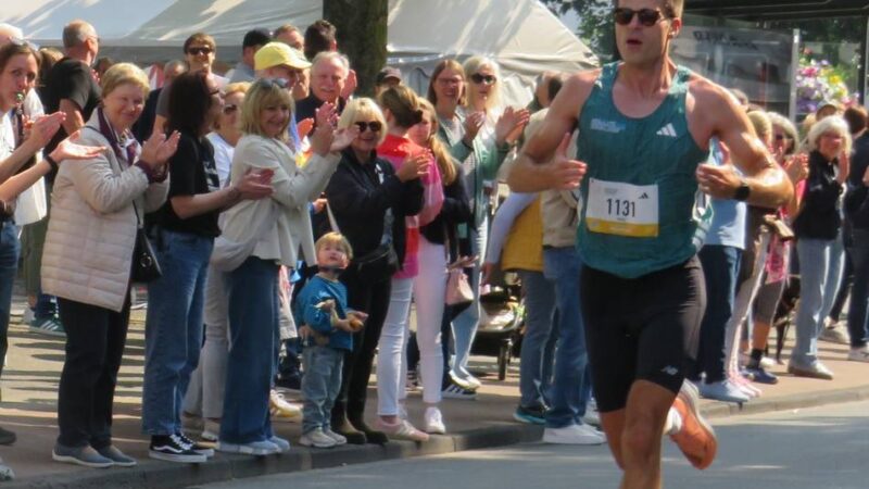 Rhein-Ruhr-Marathon in Duisburg: Zuschauer tragen erschöpfte Läufer mit Jubel ins Ziel