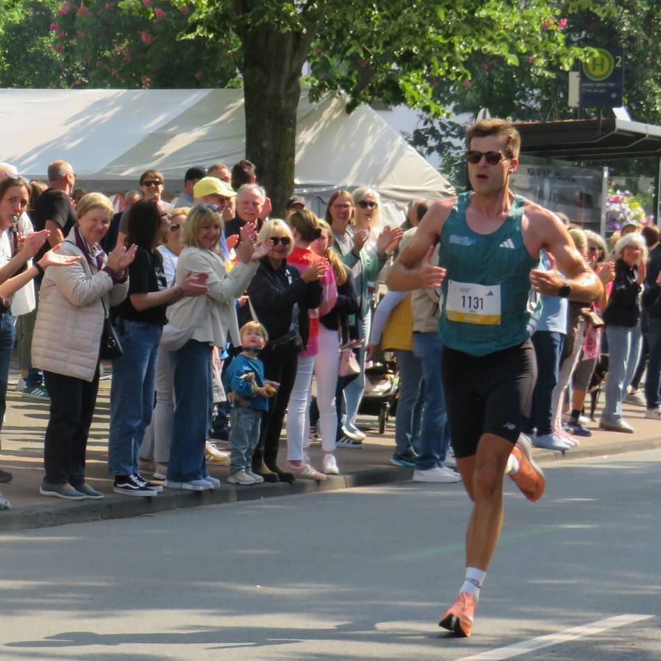 Rhein-Ruhr-Marathon in Duisburg: Zuschauer tragen erschöpfte Läufer mit Jubel ins Ziel