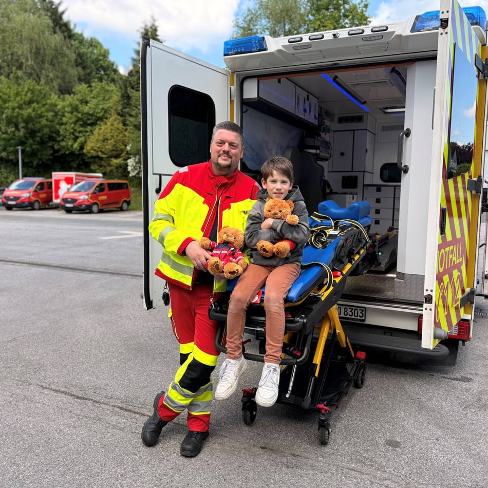 Feuerwehr in Wülfrath: Lhoist spendet 100 Teddys für den Rettungsdienst