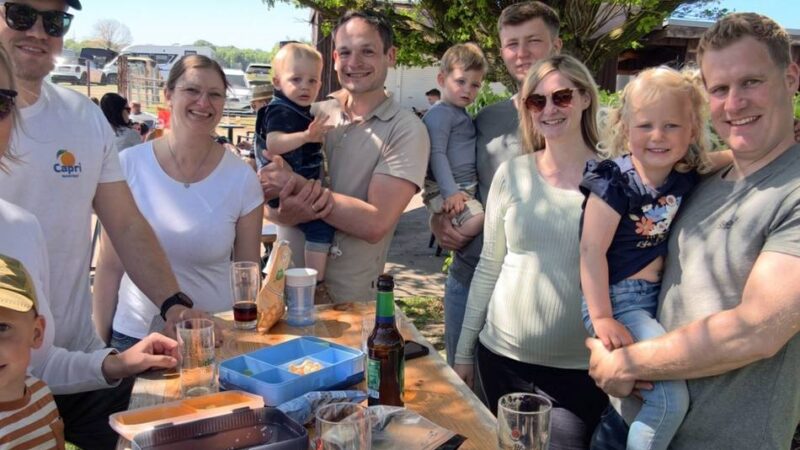 Schippers taktet den Anstrum mit Zeitfenstern: Riesenandrang beim Maifest auf dem Spargelhof in Veen