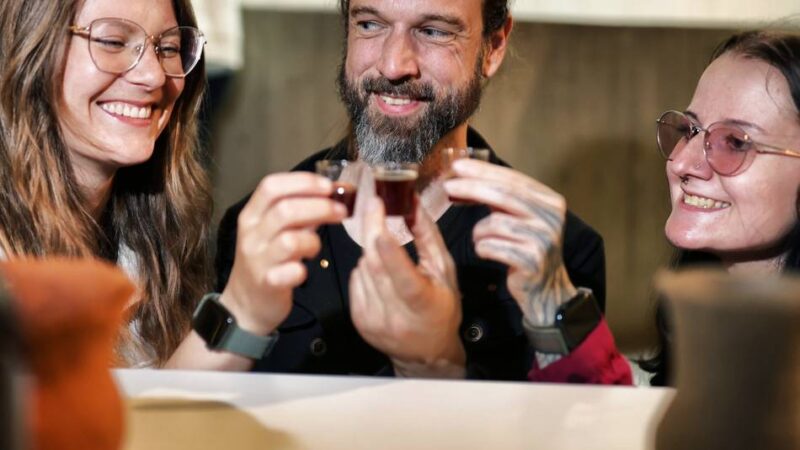 Neanderthal Museum in Mettmann: Besucher probieren Steinzeit-Bier beim Tag der Forschung