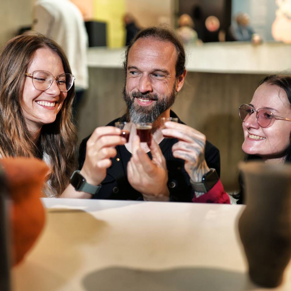 Neanderthal Museum in Mettmann: Besucher probieren Steinzeit-Bier beim Tag der Forschung