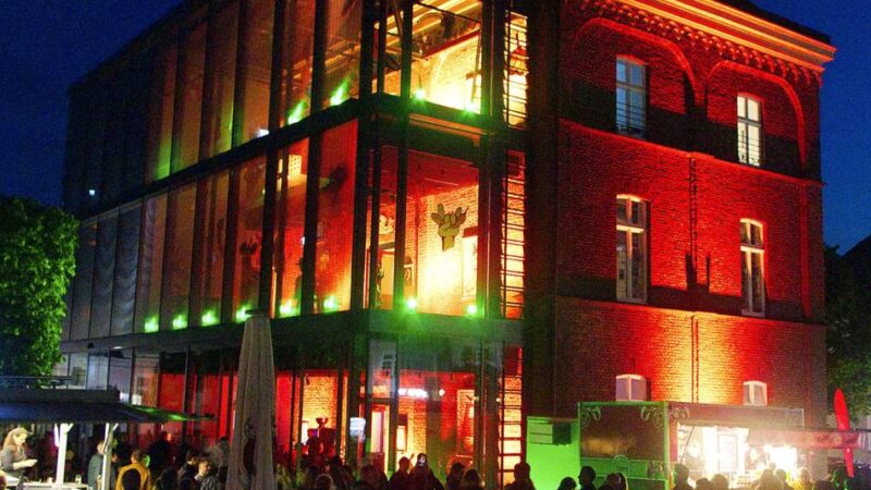 Lichtshow zur Wiedereröffnung: Um 22.12 Uhr spricht Rheinbergs Altes Rathaus plötzlich selbst