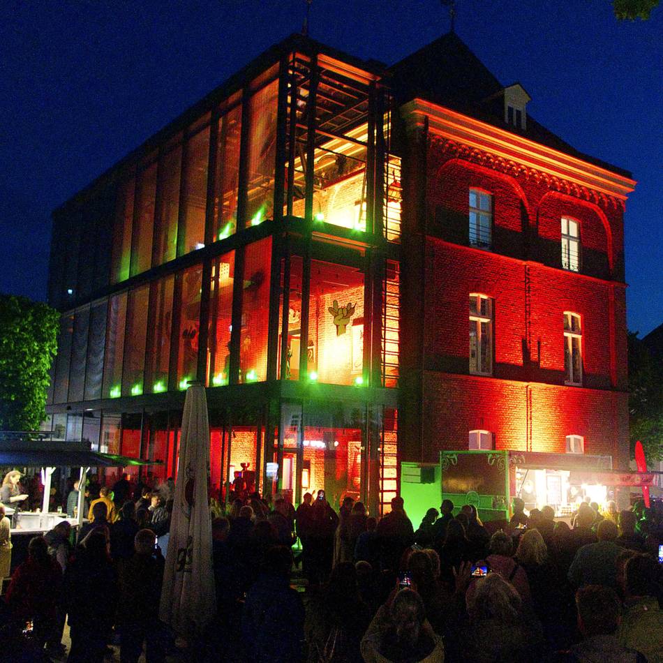 Lichtshow zur Wiedereröffnung: Um 22.12 Uhr spricht Rheinbergs Altes Rathaus plötzlich selbst