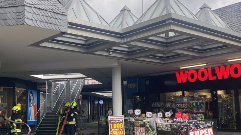 Innenstadt von Radevormwald: Feuerwehr löscht Brand in Schlossmachergalerie