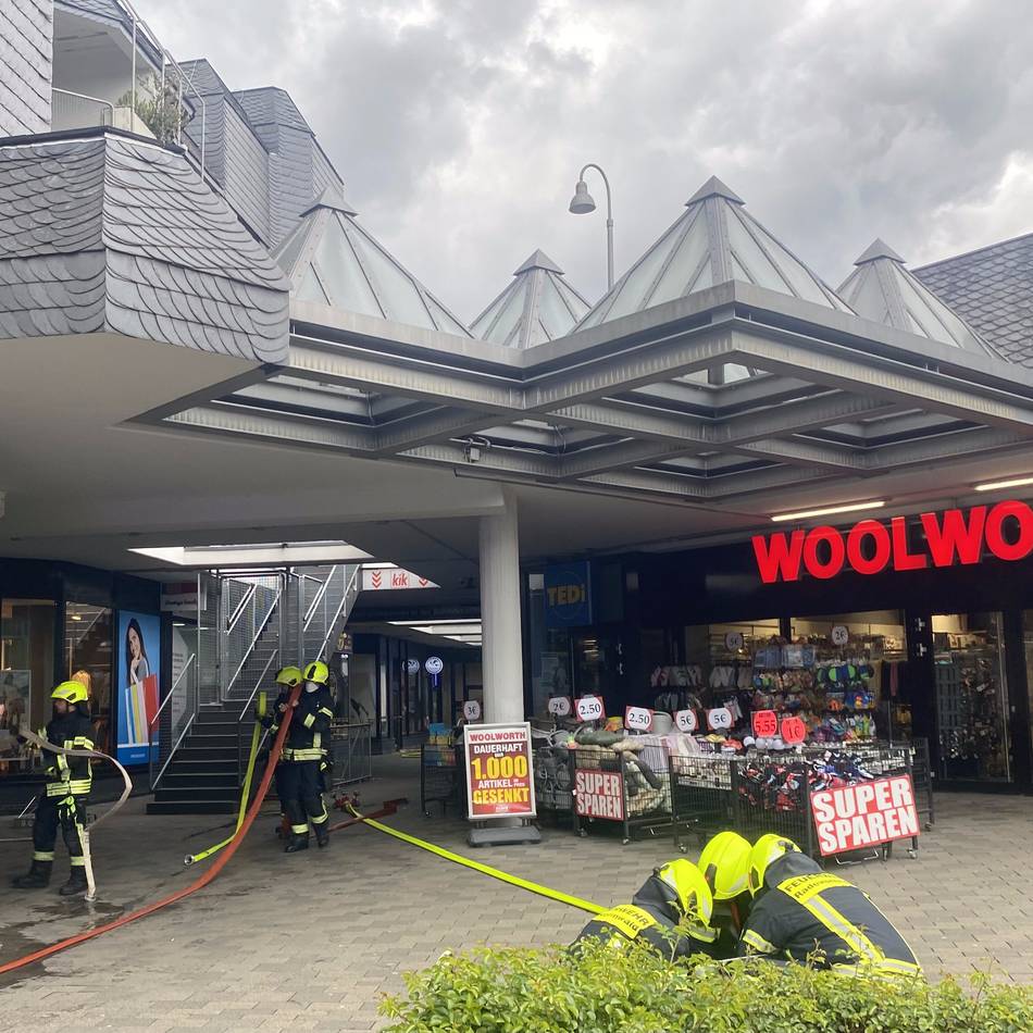 Innenstadt von Radevormwald: Feuerwehr löscht Brand in Schlossmachergalerie