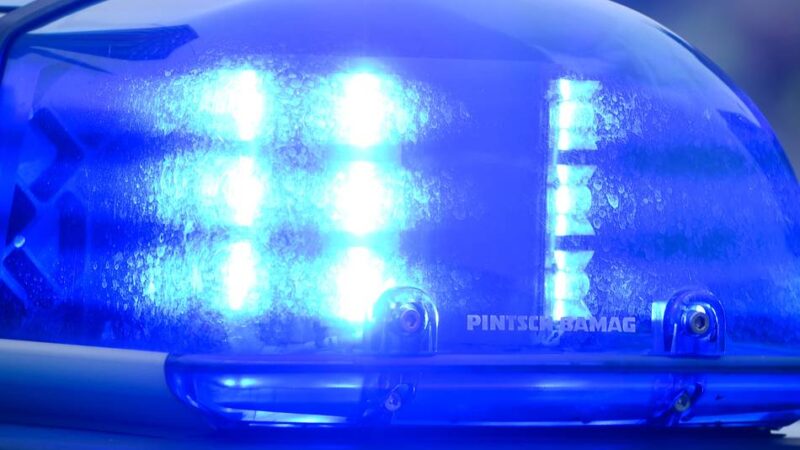 Drei Personen in Dormagen verletzt: Frontalunfall auf Krefelder Straße