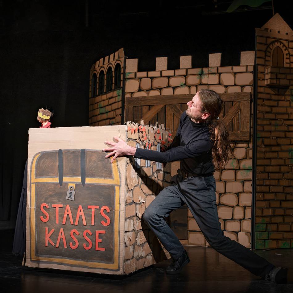 „Heinrich V.“ begeistert im Globe-Theater: Ein Handpuppenspiel der besonderen Art
