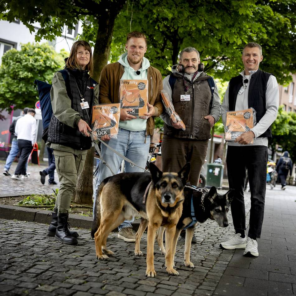 Wohnungslosenhilfe in Düsseldorf: Fiftyfifty in der Krise – Fortuna-Legenden verkaufen Straßenmagazin