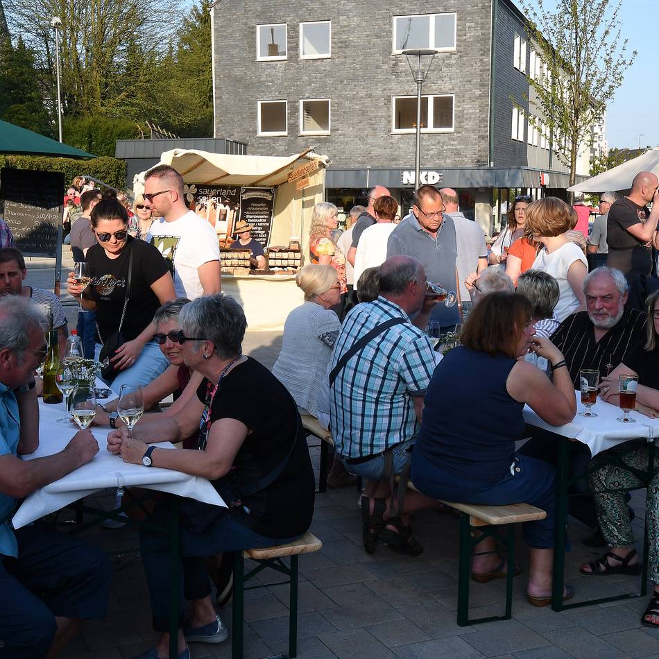 Feierabendmarkt in Radevormwald: Feierabendmarkt lockt mit Cocktails und „DJ-Segen“