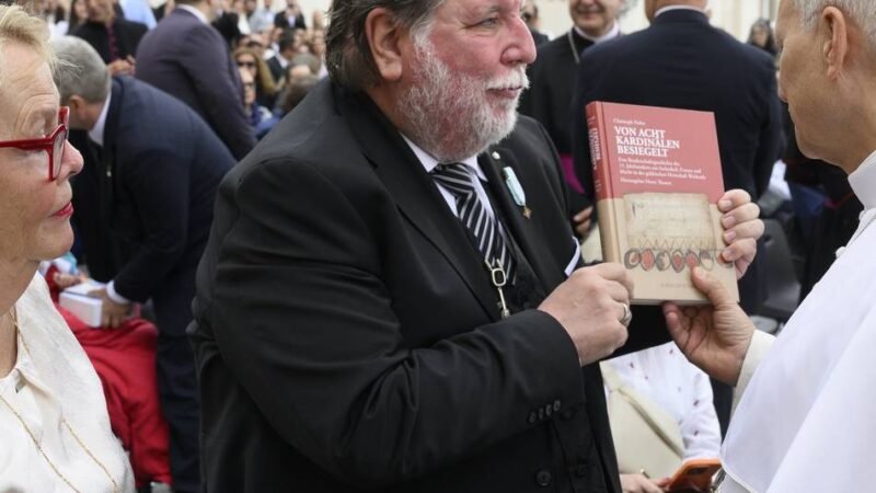 Audienz auf dem Petersplatz: Papst Leo XIV. erhält Buch vom Schützenchef