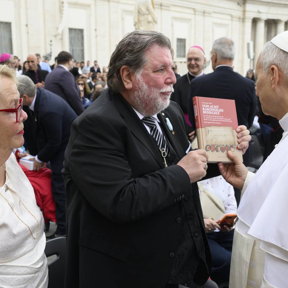 Audienz auf dem Petersplatz: Papst Leo XIV. erhält Buch vom Schützenchef