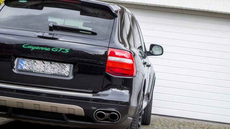Unfallflucht in Weeze: Porsche-Fahrer bringt 16-Jährige zu Fall und flüchtet