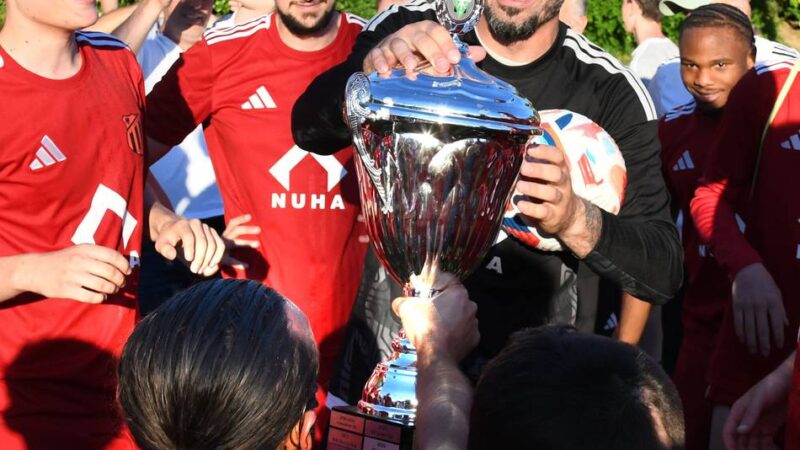 8:6-Sieg im Elfmeterschießen.
: Torwart wird zum Pokalhelden: FC Kosova triumphiert in Krimi-Finale