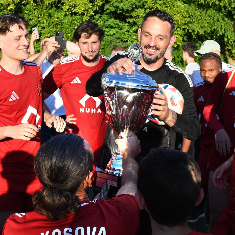 8:6-Sieg im Elfmeterschießen.
: Torwart wird zum Pokalhelden: FC Kosova triumphiert in Krimi-Finale