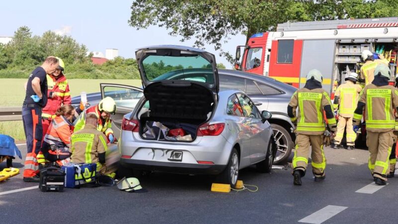Rettungseinsatz auf K10 bei Wevelinghoven: Frau bei Verkehrsunfall an Blumenfeld schwer verletzt