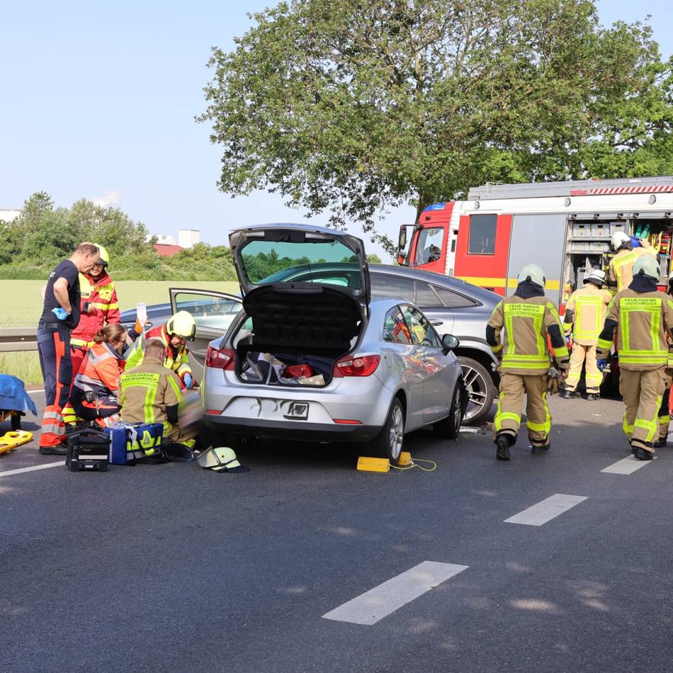 Rettungseinsatz auf K10 bei Wevelinghoven: Frau bei Verkehrsunfall an Blumenfeld schwer verletzt