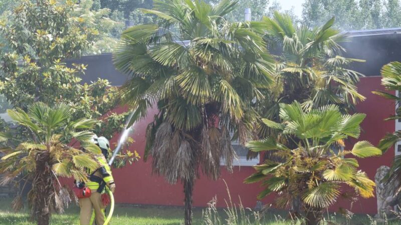Feuerwehr Grevenbroich im Einsatz: Bungalow-Dach auf früherem Kasernengelände in Brand geraten