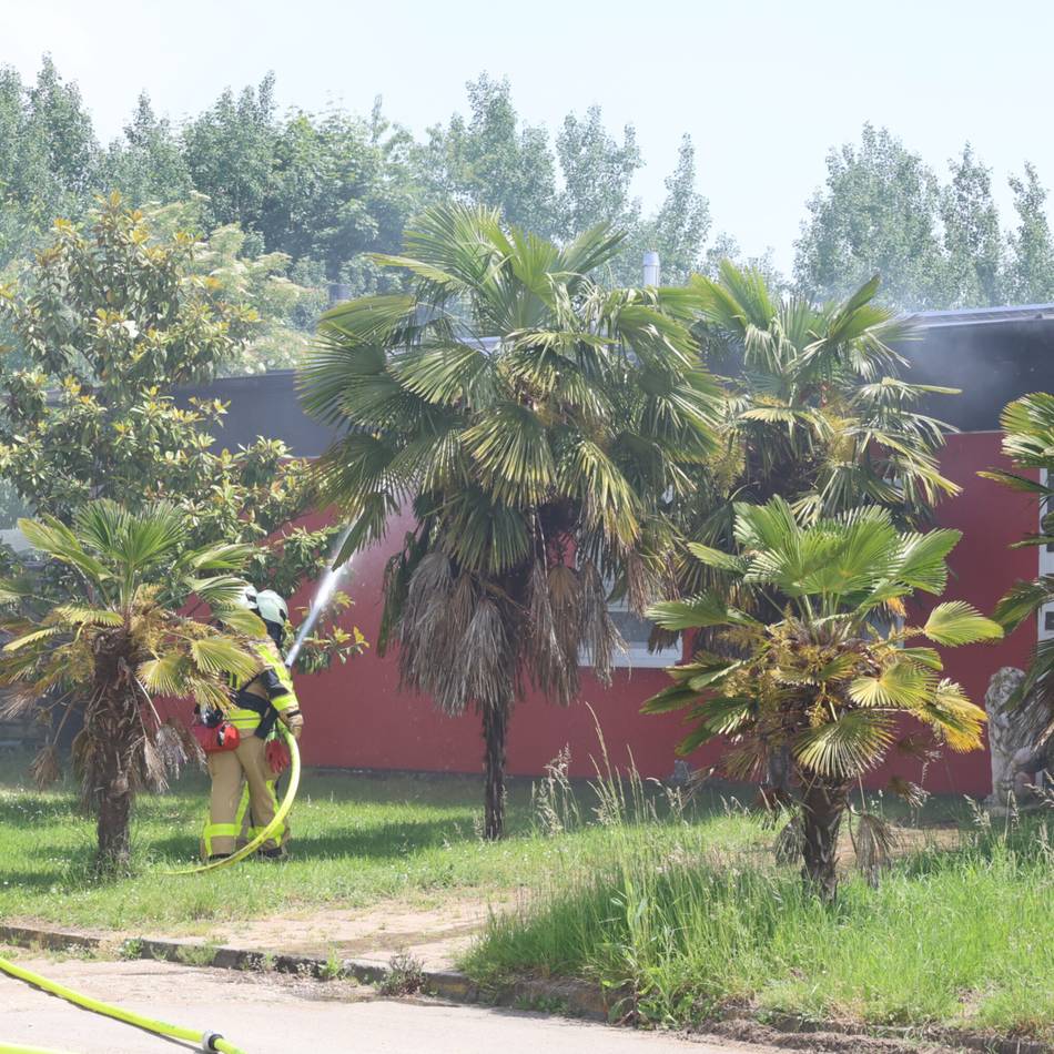 Feuerwehr Grevenbroich im Einsatz: Bungalow-Dach auf früherem Kasernengelände in Brand geraten