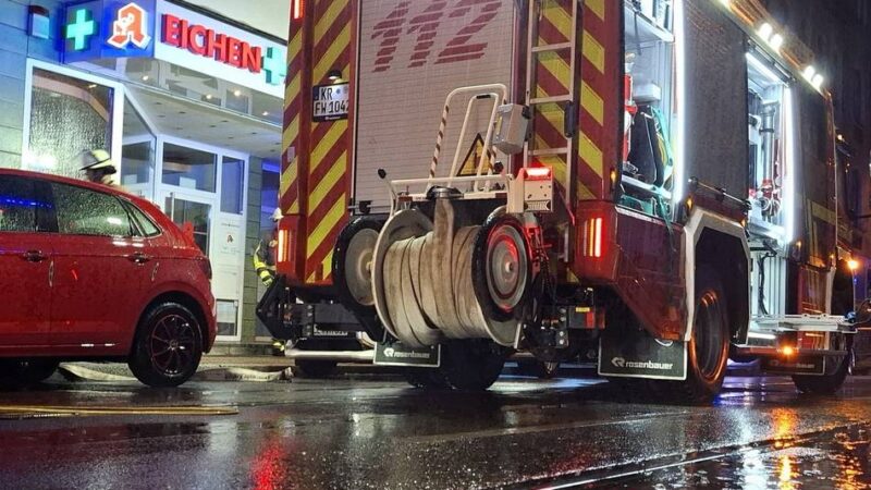 Dutzende Einsätze der Feuerwehr: Starkregenfront trifft Krefeld – Kirmes geräumt