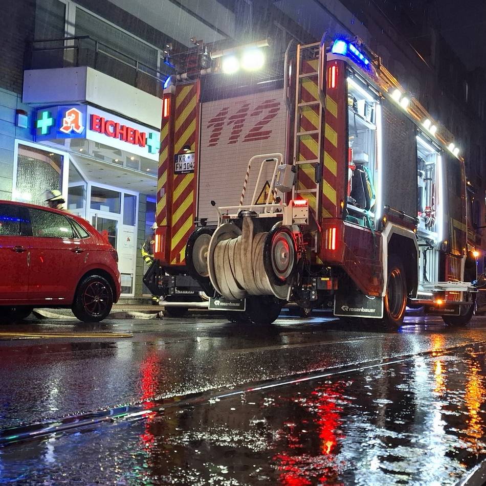 Dutzende Einsätze der Feuerwehr: Starkregenfront trifft Krefeld – Kirmes geräumt