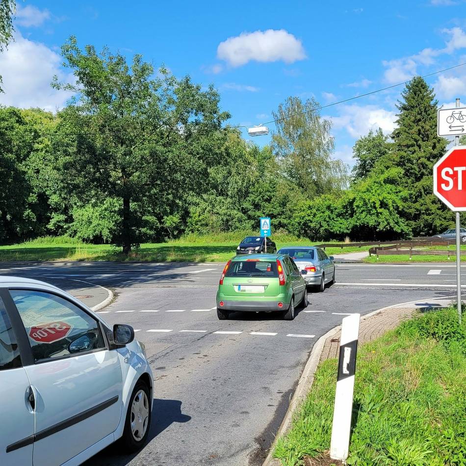 Einmündung K5 / B237 in Hückeswagen: Vorfahrt missachtet – vier Verletzte bei Unfall in Westenbrücke